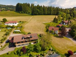 una vista aérea de una casa con patio en Freiraum en Weiler-Simmerberg