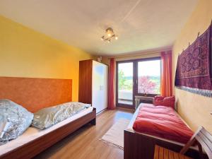 1 dormitorio con 2 camas y ventana grande en Lichtblick, en Weiler-Simmerberg