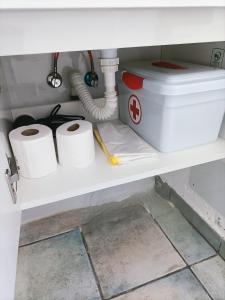 un estante con dos rollos de papel higiénico debajo de un fregadero en Villa Chinija, en La Vegueta