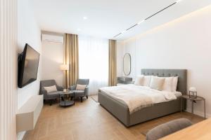 En eller flere senge i et værelse på Olive Apartments