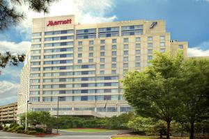 ein großes Gebäude mit einem Amazon-Schild darauf in der Unterkunft Philadelphia Airport Marriott in Philadelphia