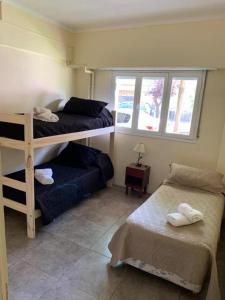 Zimmer mit 2 Etagenbetten und einem Fenster in der Unterkunft Hotel gade in Mar del Plata