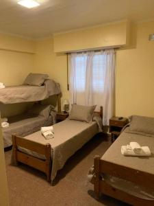 a room with two beds and a window at Hotel gade in Mar del Plata