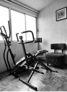 a gym with two exercise bikes and a chair at DEPARTAMENTO CON VISTA HERMOSA A 5 MIN DE SIX FLAGS in Mexico City