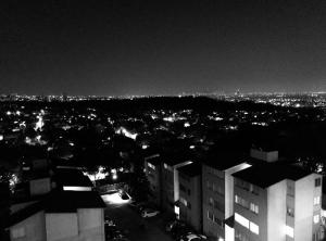 Blick auf die Stadt in der Nacht mit Lichtern in der Unterkunft DEPARTAMENTO CON VISTA HERMOSA A 5 MIN DE SIX FLAGS in Mexiko-Stadt
