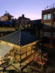 vista sul soffitto di un edificio con tetto nero di Dalucha Heritage Home a Patan