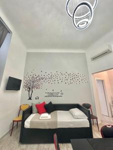 ein Schlafzimmer mit einem Bett mit einem Baum an der Wand in der Unterkunft Appartamento Il Tempio Della Capitale in Rom