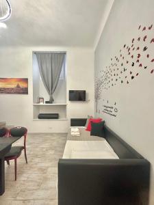 Zimmer mit einem Bett mit Vögeln an der Wand in der Unterkunft Appartamento Il Tempio Della Capitale in Rom