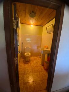 a bathroom with a toilet and a sink at Banlung Hill Top House &Trekking in Phumĭ Pôy