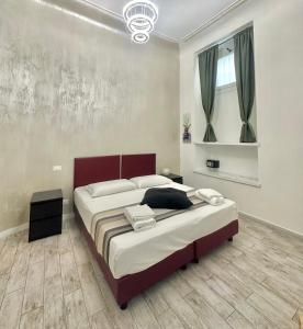 ein Schlafzimmer mit einem großen Bett in einem Zimmer in der Unterkunft Appartamento Il Tempio Della Capitale in Rom