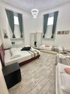 ローマにあるAppartamento Il Tempio Della Capitaleのベッドルーム1室(ベッド2台、窓2つ付)