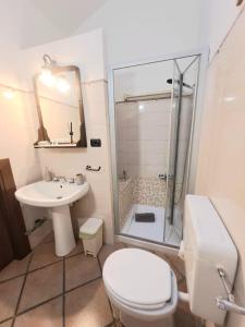 een badkamer met een toilet, een wastafel en een douche bij Pop Art Virginio - Cuneo in Cuneo