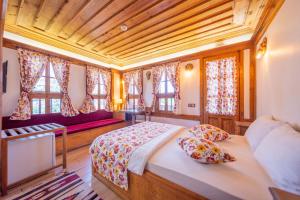 1 dormitorio con cama y piano en Cesmeli Konak Corner en Safranbolu