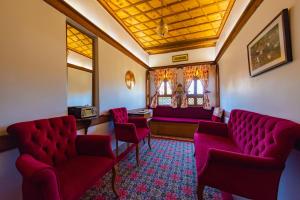 una sala de espera con sillas rojas y un sofá en Cesmeli Konak Corner en Safranbolu