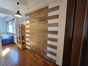 una pared en una sala de estar con una pared de madera en Appartamento in centro a Rocca di Cambio, en Rocca di Cambio
