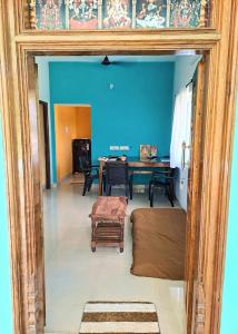 vista su un soggiorno con tavolo e sedie di The Circle ad Auroville