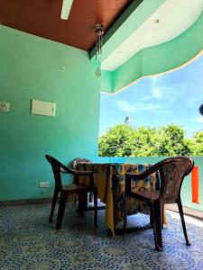 una sala da pranzo con tavolo e 2 sedie di The Circle ad Auroville