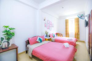 Postel nebo postele na pokoji v ubytování Pearl Wealth Dalat Hotel