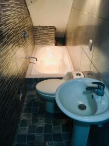 y baño con lavabo, aseo y bañera. en Munay, en Tacna