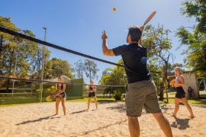 a group of people playing tennis on a court at Hotel JP Ribeirão Preto Resort & Convenções by Nacional Inn in Ribeirão Preto