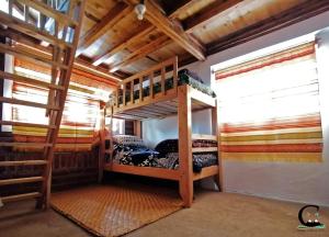 Palanda nebo palandy na pokoji v ubytování Hostal Doña Clarita & Vegetarían Food
