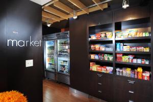 Supermarket nebo jiné obchody v  hotelu nebo okolí