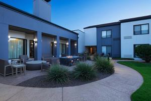 un patio de un edificio con una hoguera en Courtyard Fort Worth University Drive, en Fort Worth