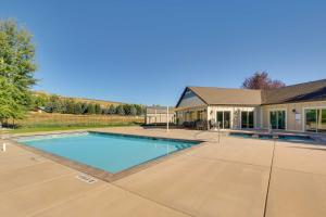 Bazén v ubytování Garden City Vacation Rental Walk to Bear Lake nebo v jeho okolí