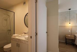 Phòng tắm tại Mirano by Wynwood House