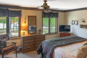 um quarto com uma cama e uma cómoda com uma televisão em Cleerwood Village #261 em Eagle River