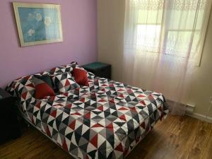 um quarto com uma cama a preto e branco em Cozy and quiet place to relax and unwind . em Tannersville