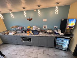 Kuchyň nebo kuchyňský kout v ubytování Days Inn by Wyndham Batavia Ohio