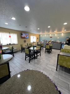 una sala de espera con mesas y sillas y una cafetería en Days Inn by Wyndham Batavia Ohio, en Batavia