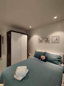 Un dormitorio con una gran cama azul con espejo en Lovely Room en Maribago
