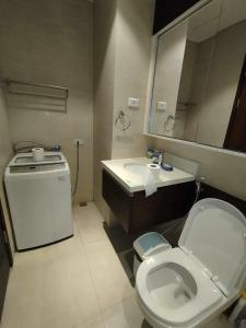 uma casa de banho com um WC branco e um lavatório. em Lovely Room em Maribago
