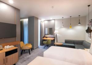 葉瑞文的住宿－Holiday Inn Yerevan - Republic Square, an IHG Hotel，酒店客房设有床和客厅。