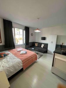 ein Schlafzimmer mit einem Bett und einem Sofa darin in der Unterkunft Amür hotel 8 in Istanbul