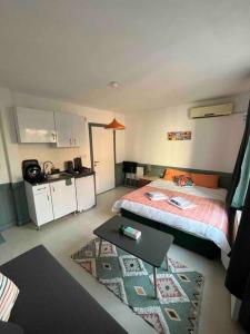 ein Schlafzimmer mit einem Bett und einem Tisch darin in der Unterkunft Amür hotel 8 in Istanbul