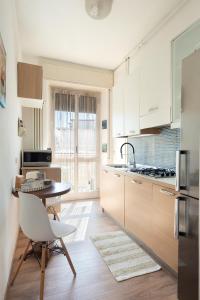 A kitchen or kitchenette at Casa di Crissy - centro Como
