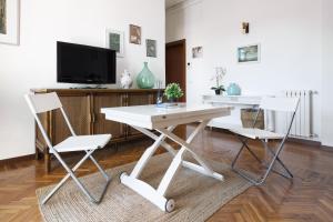 A television and/or entertainment centre at Casa di Crissy - centro Como