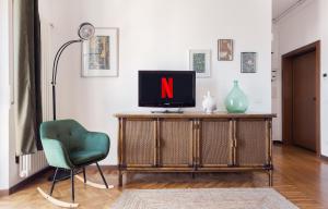 A television and/or entertainment centre at Casa di Crissy - centro Como