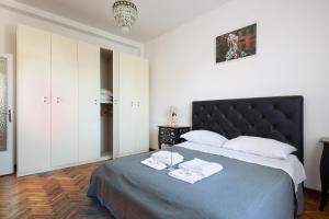 A bed or beds in a room at Casa di Crissy - centro Como