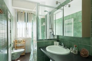 A bathroom at Casa di Crissy - centro Como Még 9 kép