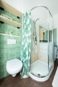 Casa di Crissy - centro Como في كومو: حمام مع دش ومرحاض وستارة دش