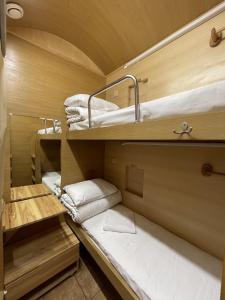 een kleine kamer met 2 stapelbedden en handdoeken bij AntiHostel Forrest in Lviv