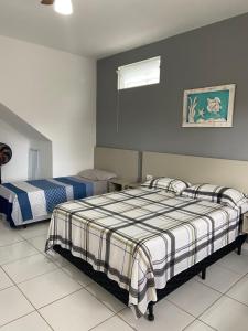 Łóżko lub łóżka w pokoju w obiekcie Suítes Itapoã