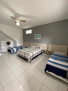 Łóżko lub łóżka w pokoju w obiekcie Suítes Itapoã