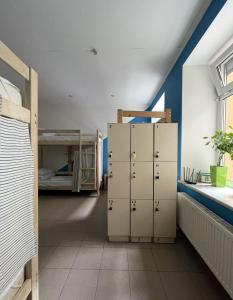 Cette chambre comprend des casiers et des lits superposés. dans l'établissement AntiHostel Forrest, à Lviv