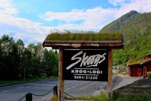 a sign for a shop on the side of a road at Skoogs Logi - Rum in Funäsdalen