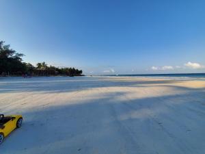 a yellow toy car sitting on the beach at 3 Bed Villa - Sleeps 6 - Wifi - Parking in Galu